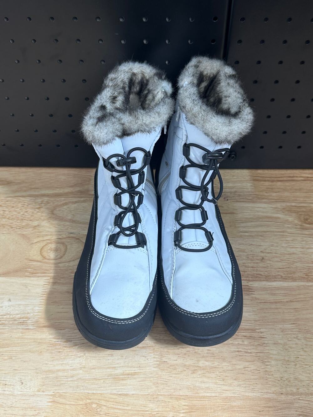 Totes Women's White and Black Winter Snow Boots Faux Fur Lined Size 7.5